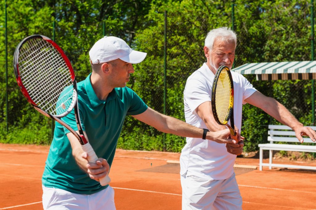 Afbeelding van Tennis,Class,-,Instructor,Working,With,Senior,Adult