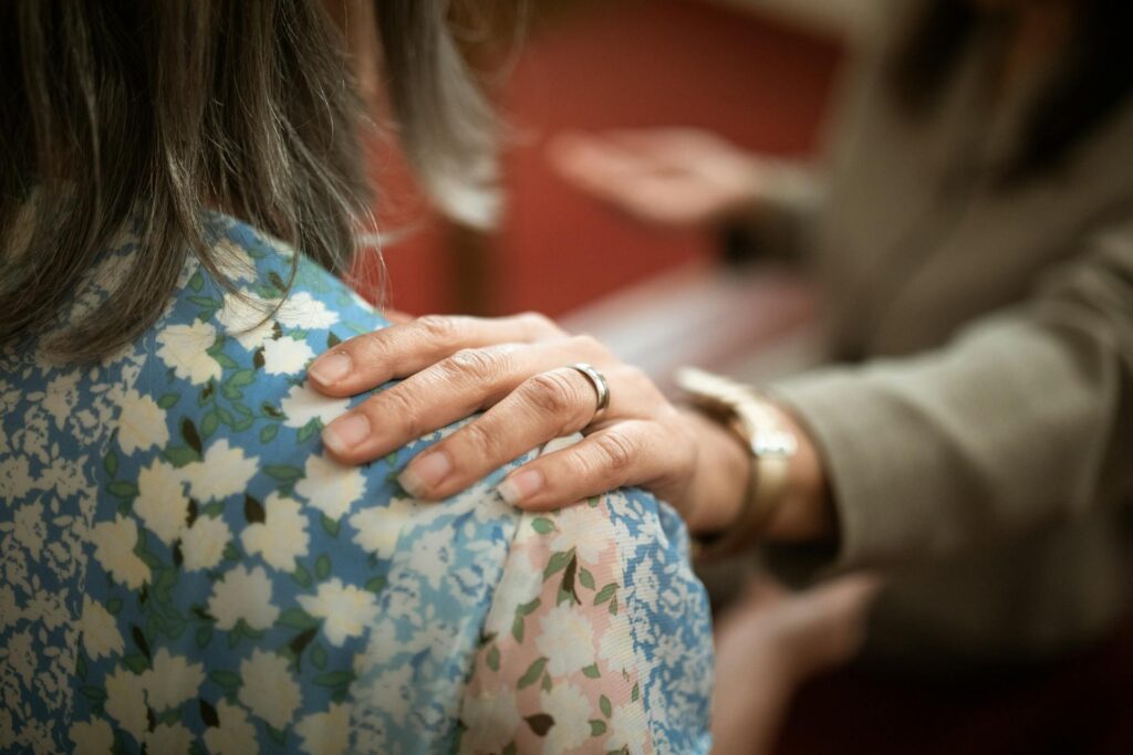 hand op schouder